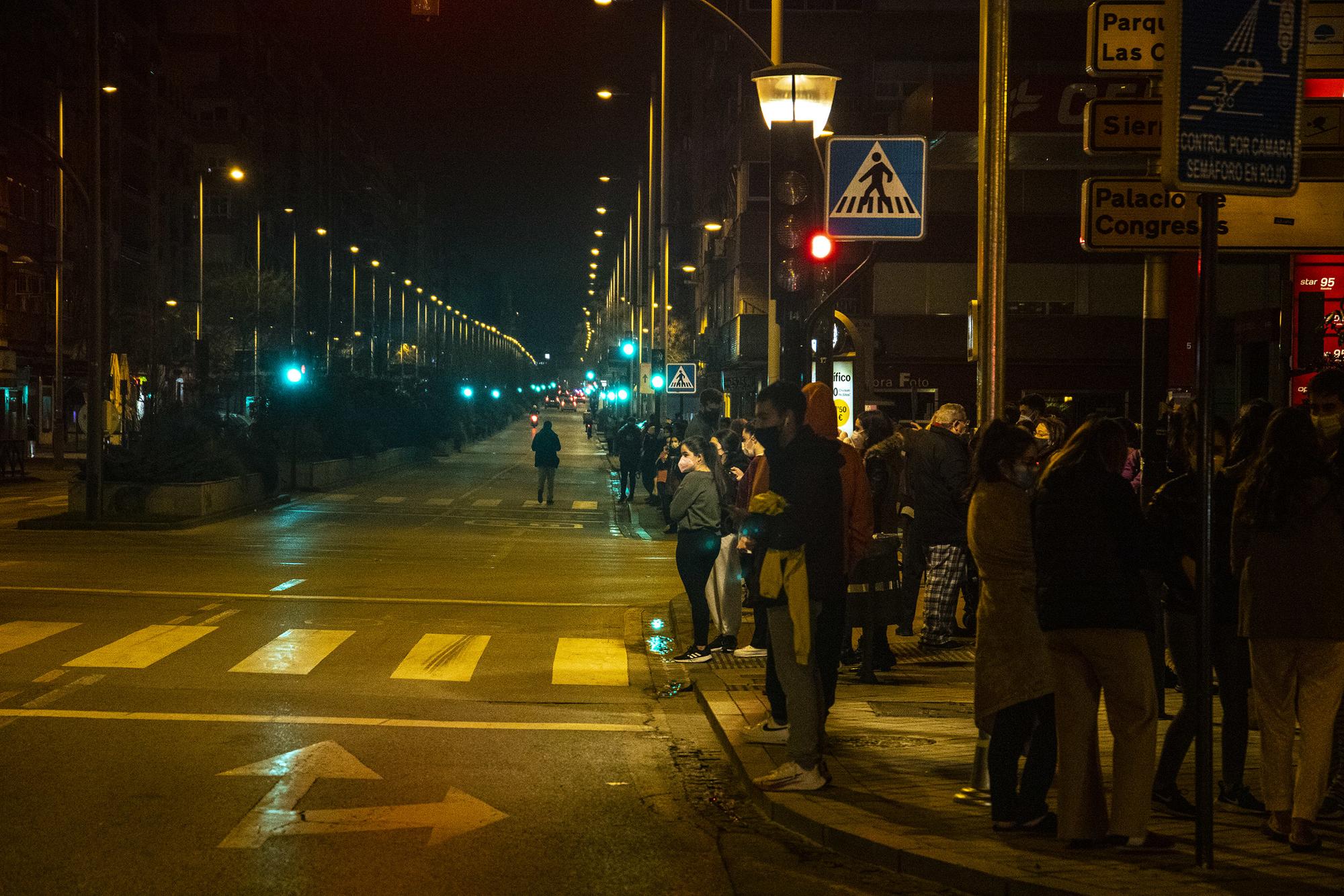 Cientos de granadinos salen a la calle a causa de los terremotos de esta noche - 1